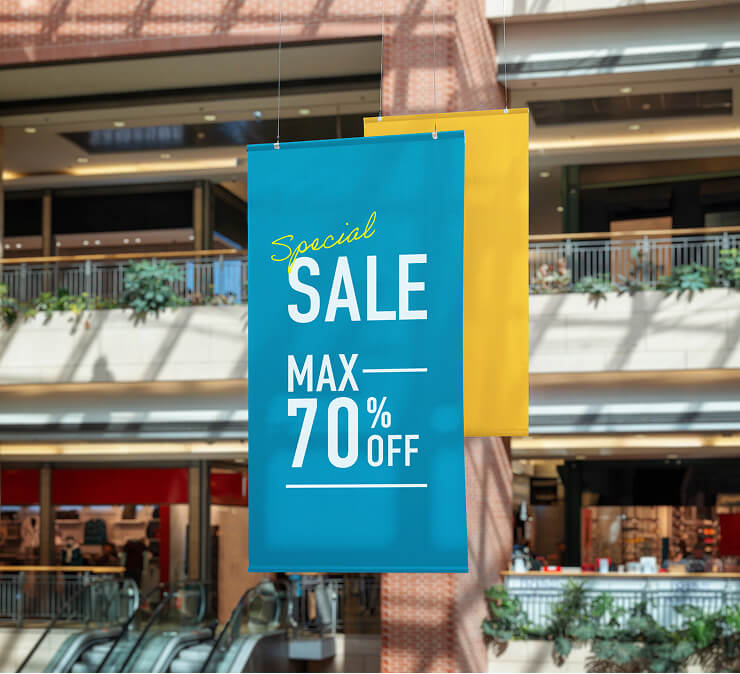 ショッピングモールの吊り下げ看板の写真