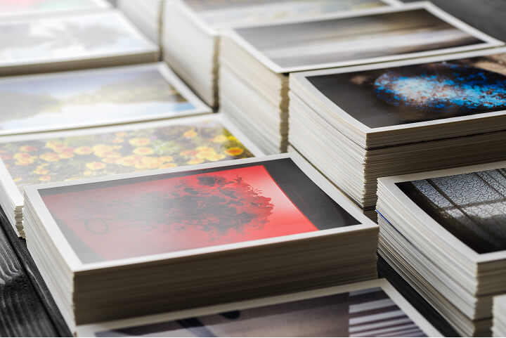 印刷物が積みあがっている写真