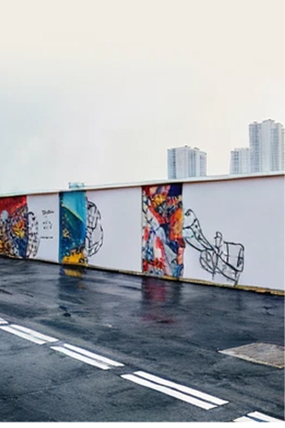 道路脇の広告の写真