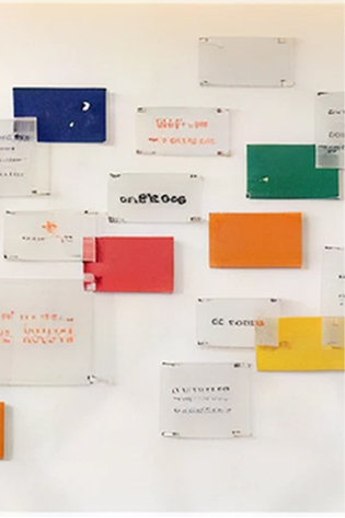 アクリルの案内プレートの写真