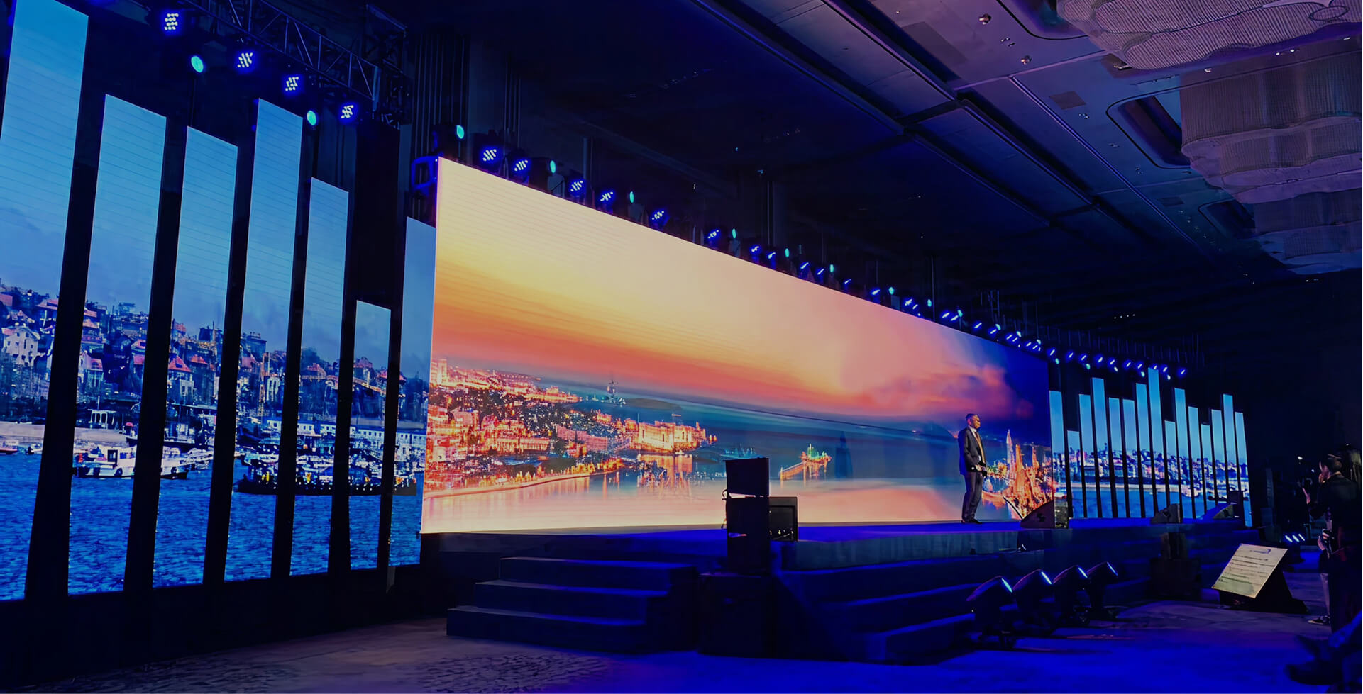 カラフルな映像が映った液晶ディスプレイの写真