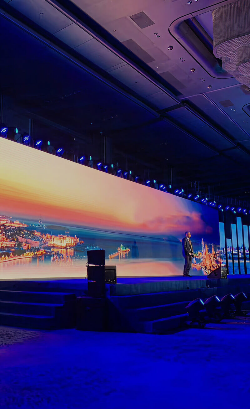 カラフルな映像が映った液晶ディスプレイの写真