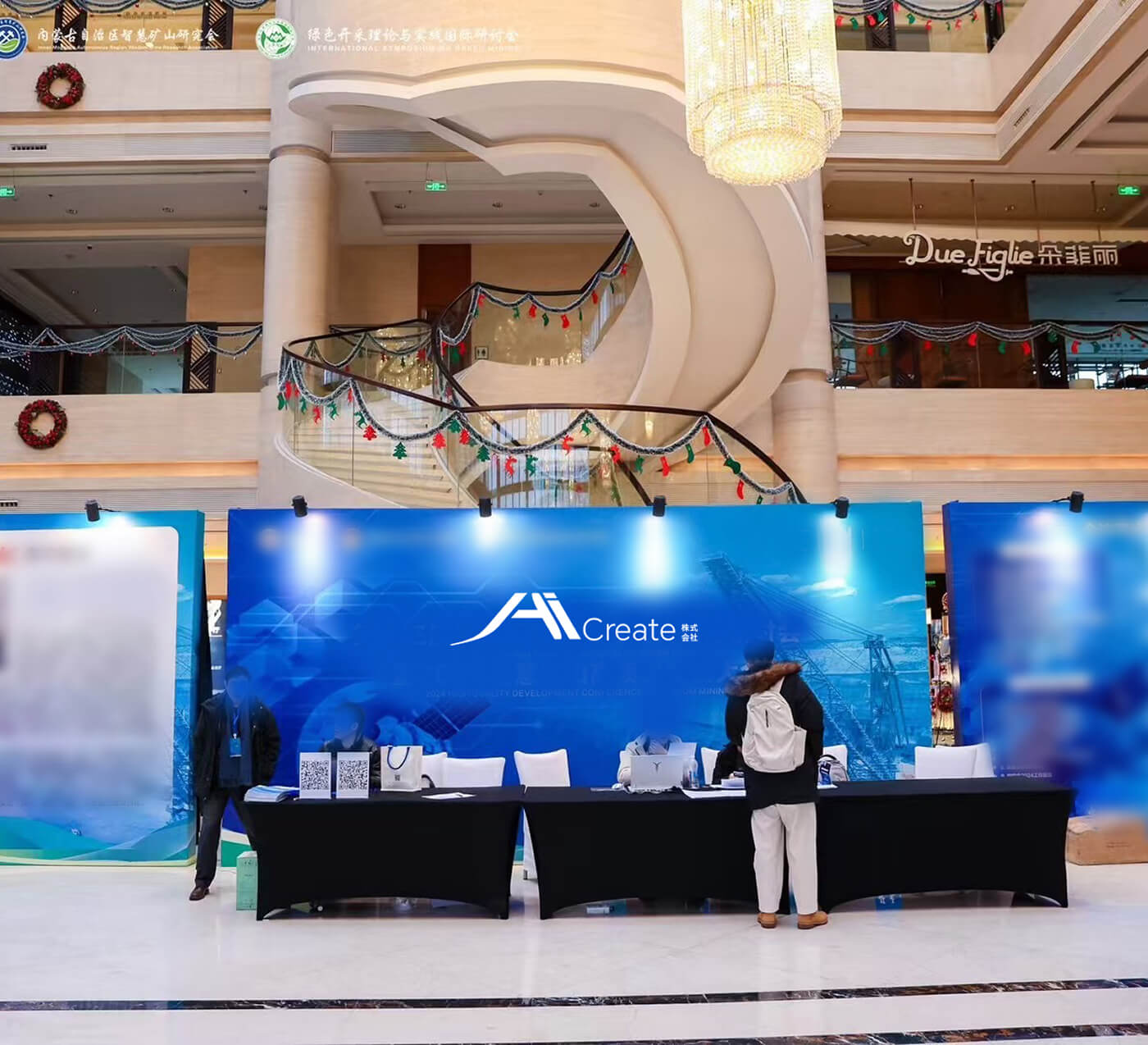 ライブ会場の広告ディスプレイの写真